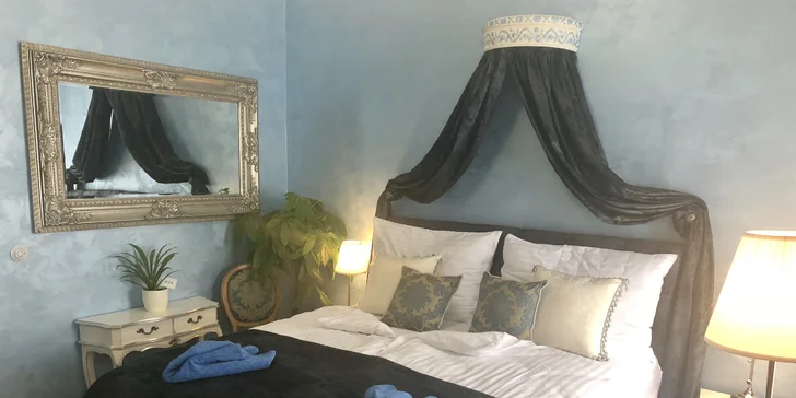 Podle výběru varianty se ubytujete v luxusním pokoji nebo v královském apartmánu. 