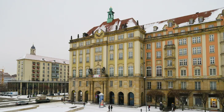 Hotel stojí přímo v centru města na náměstí Altmarkt. 