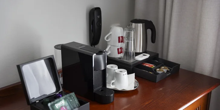 Součástí  pokoje je také kávovar Nespresso včetně kapslí.