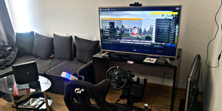 V herně od Pujcsisportak.cz usednete do skořepinové sedačky Gran Turismo Alcantra Playseat.