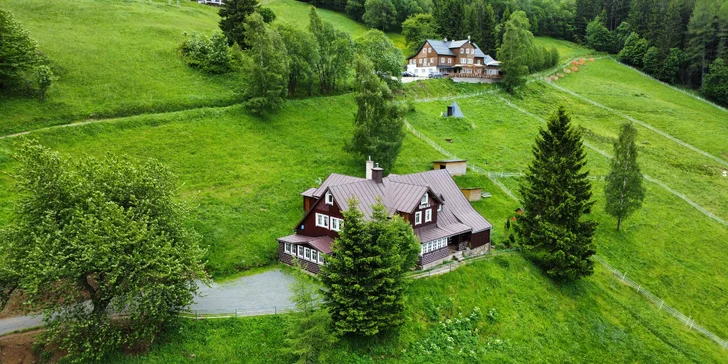 Od chaty Orlík, kde se nachází wellness, je chata Šohajka vzdálená asi 80m.