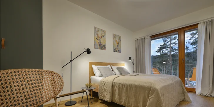 Apartmán je zařízený v moderních světlých barvách.