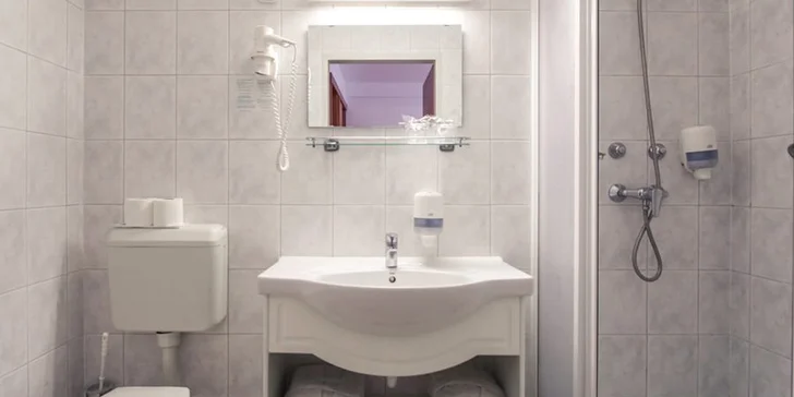 Ve všech pokojích je k dispozici vlastní koupelna, lednička a TV.