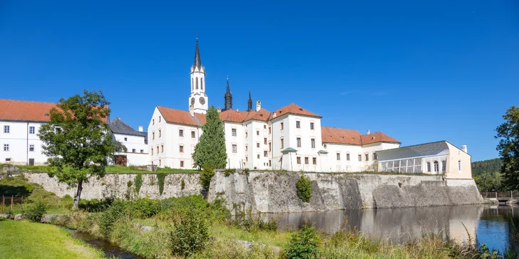 Ubytovaní budete v meste Vyšší Brod, kde nájdete aj známy cisterciánsky kláštor založený Rožmberkami už v roku 1259.