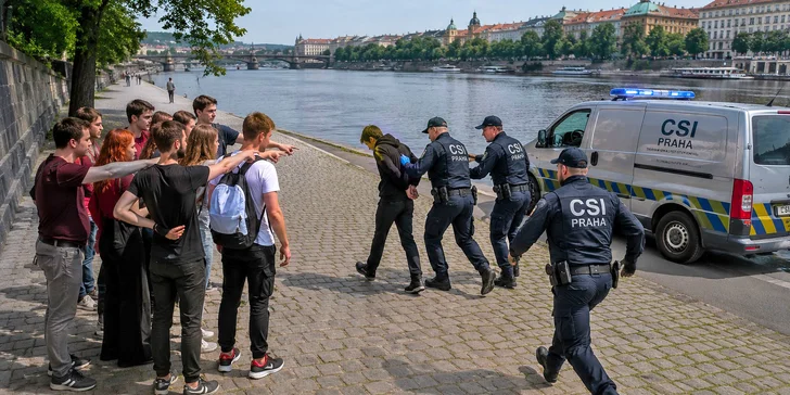 Sestavte až šestičlenný tým bystrých mozků, vyrazte přímo na místo činu a ponořte se do pohlcující detektivní hry.