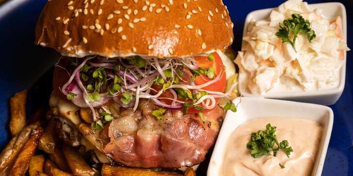 Veganská varianta pak představuje placku s restovanou cibulí, majonézu a čedar – vše v rostlinné verzi. Bez živočišných složek bude i veganský coleslaw. 