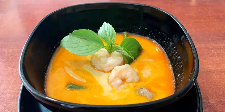 Rezervaci nepotřebujete.Připraví tu pro vás polévku Tom Yum se zeleninou, kokosovým mlékem a masem podle výběru (kuřecí, hovězí nebo krevety).