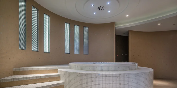 Součástí resortu je wellness zóna o rozloze cca 200 m² s vířivkou, Kneippovou lázní, ledovou vanou, saunovým světem, parní lázní a solnou inhalační věží.