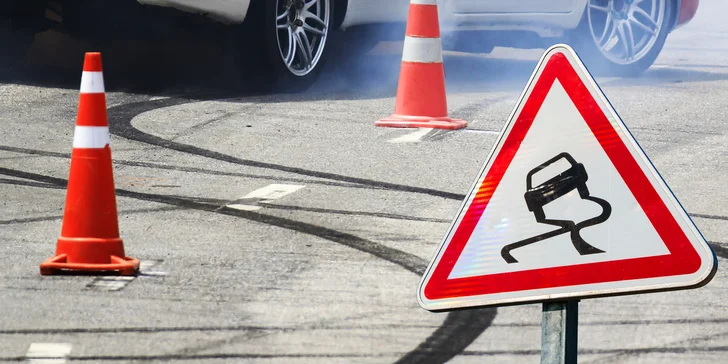 Posuňte své řidičské schopnosti na další level: škola smyku i driftování
