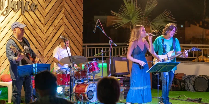 Konají se tu animační programy pro dospělé, flamenco show i kabarety, pro děti tu je miniklub. 
