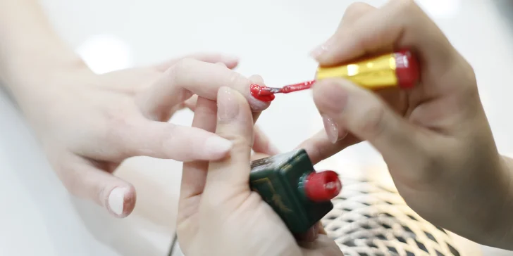 Shellac vydrží na nehtech 2 až 3 týdny.
