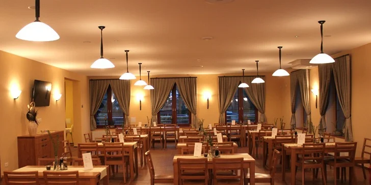 V útulné restauraci si pochutnáte na bufetových snídaních i večeřích.