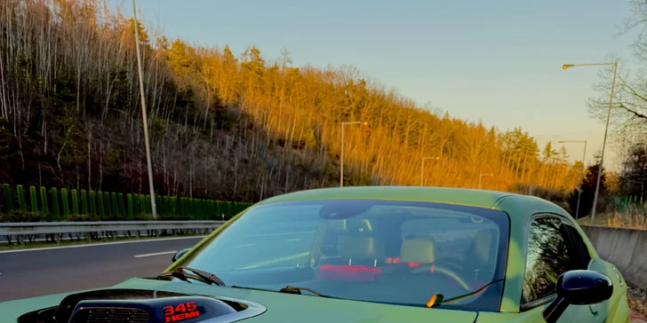 Dodge Challenger V8 HEMI SHAKER se pyšní unikátním sání Shaker, retro designem a legendárním postojem.