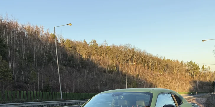 Pod kapotou pracuje proslulý osmiválec s výkonem 390 koní.