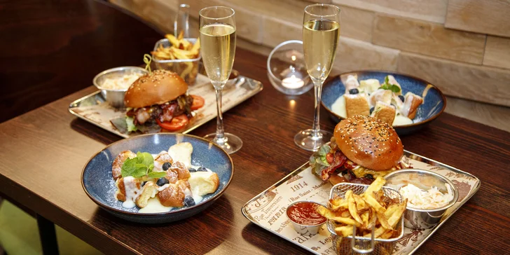 Burgerové menu s hranolky, salátem, dezertem a aperitivem pro 2 osoby
