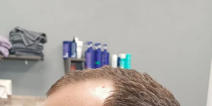 Čeká vás důkladná konzultace ohledně požadavků na střih, samotné stříhání i finální styling vlasů. 