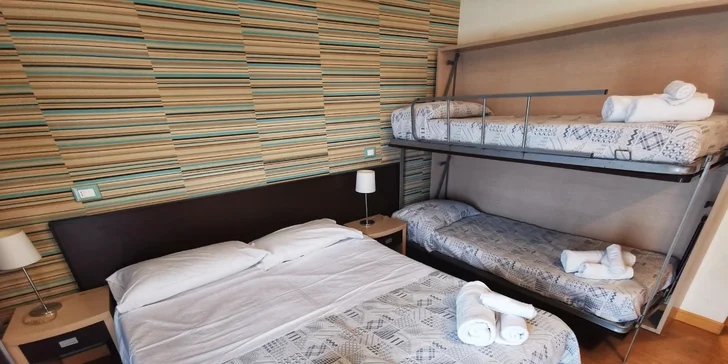 Kromě postelí na pokoji najdete také moderní koupelnu se sprchovým koutem, fénem a veškerým vybavením. 