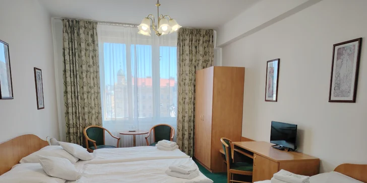 Součástí pokojů je manželská postel a dostatek úložného prostoru. 