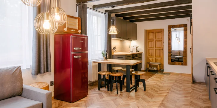Na prízemí sa nachádza moderná kuchyňa s chladničkou, varnou doskou, mikrovlnnou rúrou aj všetkým ďalším základným vybavením.