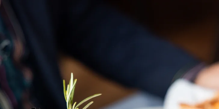 Restaurace disponuje otevřenou kuchyní, můžete tak sledovat kuchaře přímo při práci.