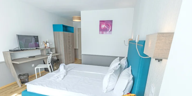 Všetky izby sú moderne vybavené, majú pohodlné lôžka (a jednu alebo dve prístelky – podľa izby), vlastnú kúpeľňu so sprchou a toaletou, samozrejmosťou je televízia a Wi-Fi.