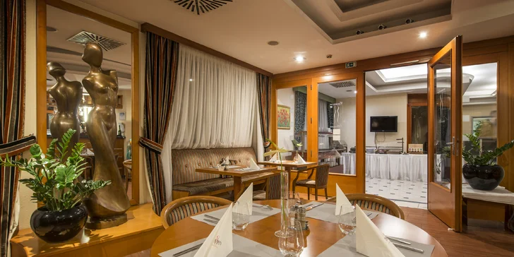 V hotelové restauraci Carmen se podávají snídaně i večeře.