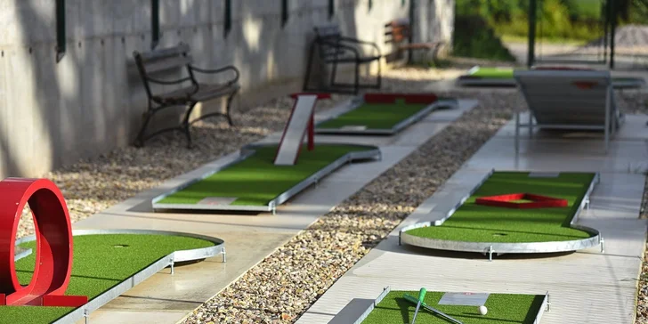 Areál nabízí i minigolf.