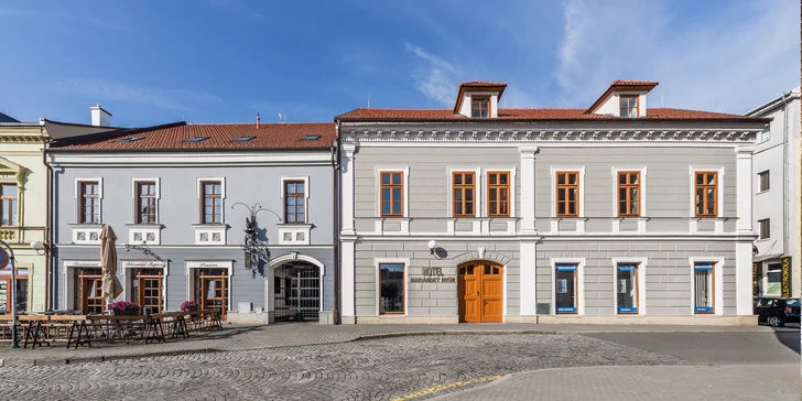 Hotel se nachází přímo na historickém náměstí města.