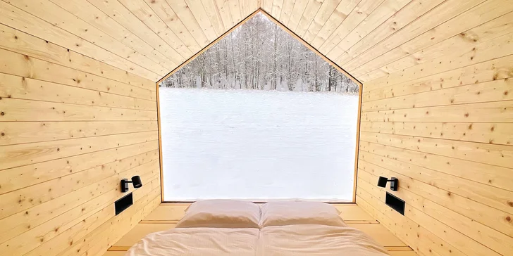 Obrovským oknem u postele budete pozorovat okolní krajinu. Tiny house stojí na samotě, bude tu úžasný klid. A nebojte, jsou tu i háčky a závěs, kterým okno zacloníte, abyste uvnitř měli soukromí. 