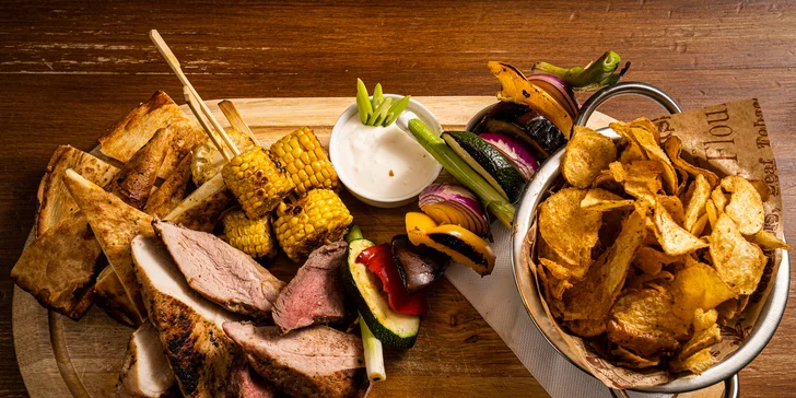 Na spořádání čeká filirovaná krkovice, kuře, flank steak, zeleninový špíz, kukuřice i zeleninový špíz, domácí brambůrky a sýrová quesadilla. 