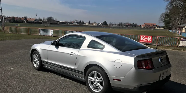 Ford Mustang s motorem V6 o objemu 3,7 l.