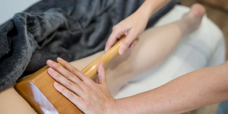 Maderoterapia pomáha rozbiť tukové bunky a zlepšiť cirkuláciu lymfy