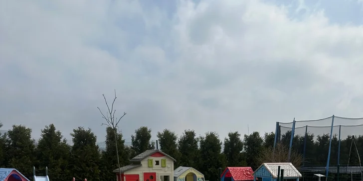 Areál okrem celoročného klziska, minigolfu či curlingu ponúka aj špeciálne zóny pre deti s odrážadlami, preliezkami či pieskoviskom. 