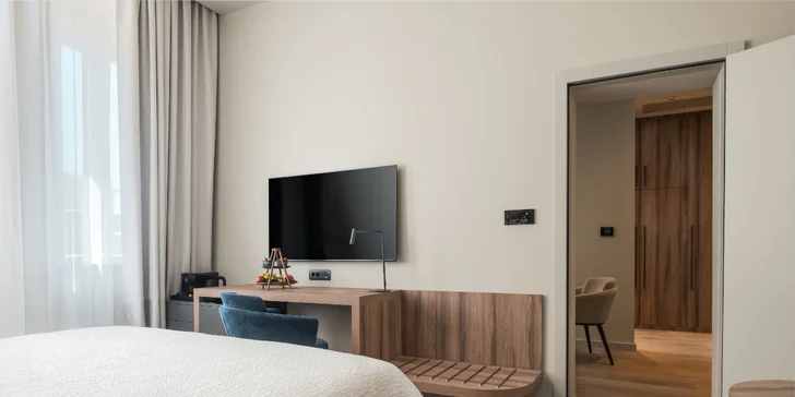 Vždy budete mať k dispozícii TV, minibar aj kávovar.