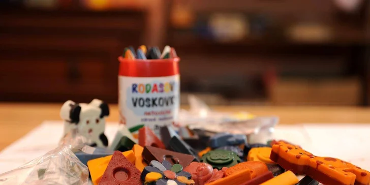 Netoxické voskové pastelky ze včelího vosku a potřevinářských barviv si u nás děti odlejí sami