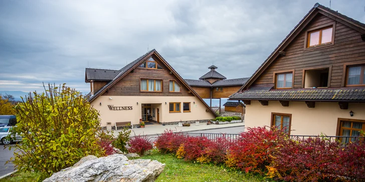 V okolí sa nachádza množstvo turisticky atraktívnych lokalít, prírodných turistických trás a cyklotrás.