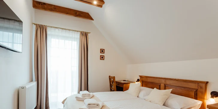 Na výběr máte ubytování ve dvoulůžkovém pokoji nebo prostorném apartmánu. (na fotce Standard)
