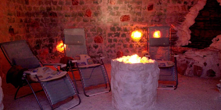 Můžete se natáhnout na lehátko u solného vodopádu a inhalační studánky. 