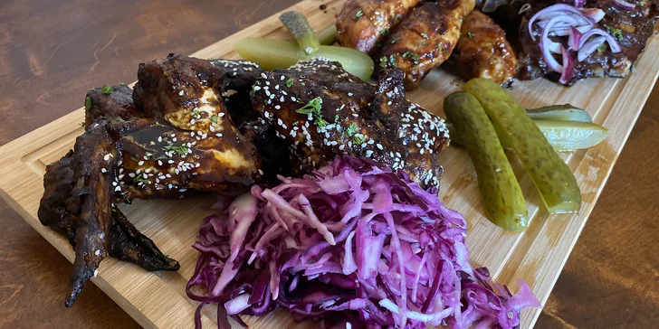 Na stůl před vás postaví 400 g vepřových BBQ žeber, 400 g pečených kuřecích paliček, 600 g křidélek Teriyaki.
