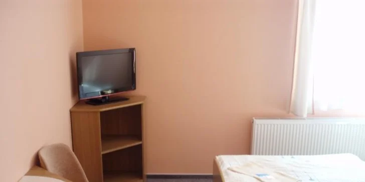 Každý pokoj je vybaven televizí. 