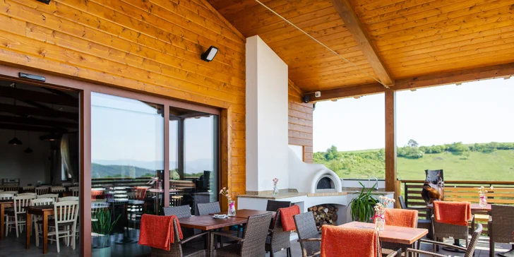 V příjemné restauraci s terasou si budete vychutnávat tradiční slovenskou kuchyni a jídla připravovaná především z domácích surovin.

