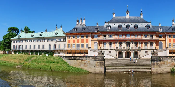 Na jaře Vás zahrady okouzlí. Zámecké zahrady se rozkládají na rozloze 9,5 ha. Architektura zámku je inspirována podle vzoru brán do císařského paláce v Pekingu. 
