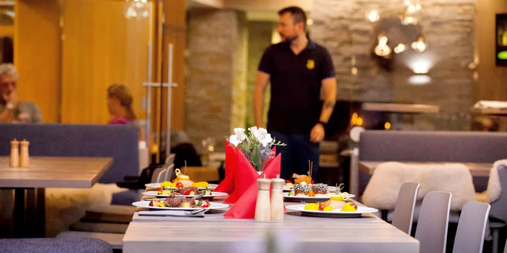 Snídaně i večeře se podávají buď formou bufetu, nebo servírovaného menu.