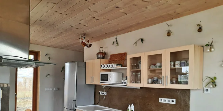 V kuchyni najdete lednici, sporák, troubu i pračku. 
