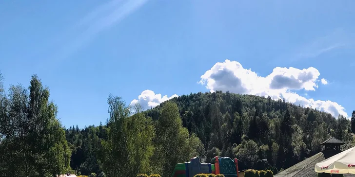Z vonkajšieho bazéna sa budete kochať parádnym výhľadom. A v jeho blízkosti je bar. Jednoducho pecka!