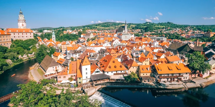 Bývať budete v hoteli pri rieke Vltava, asi 10 minút pešo od historického centra.