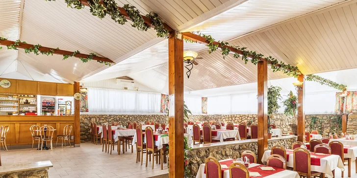 V restauraci vaří středomořskou i mezinárodní kuchyni.