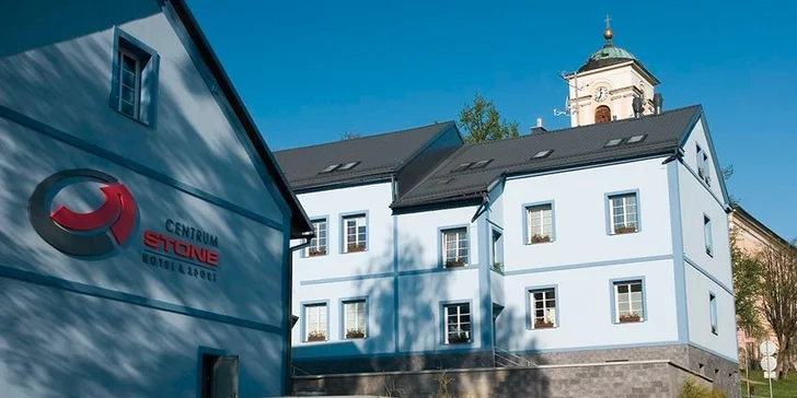 Hotel leží kousek od kostela a do lesa to budete mít jen pár minut.