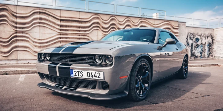 Těší se na vás i Dodge Challenger HEMI 5,7 V8.