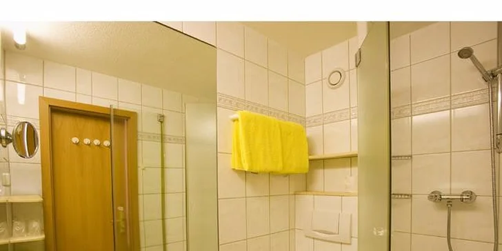 Ručníky si s sebou vozit nemusíte, čekat na vás budou na místě. 
